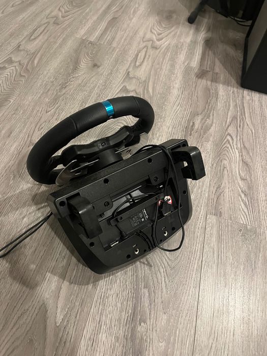 Volante logitech g29+ pedais+ mudanças (não encontrei fotos)