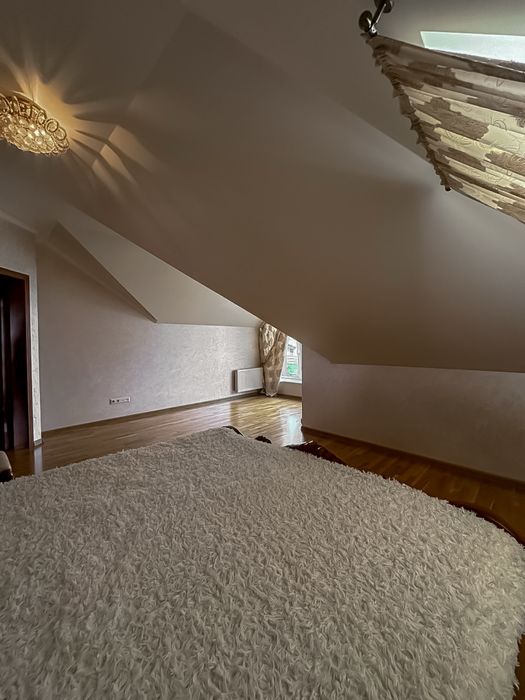 Продаж будинку з ремонтом. Центр. Велика ділянка. Озеро поруч.