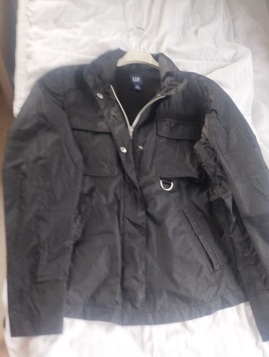 Kurtka Gap czarna uniwersalna lekka na wiosnę