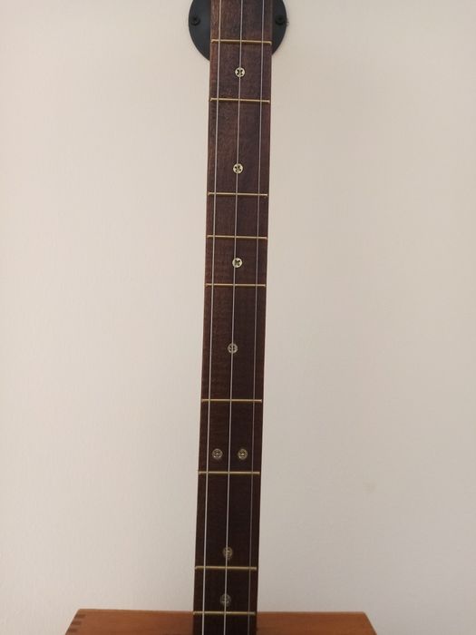 Cigar box guitar