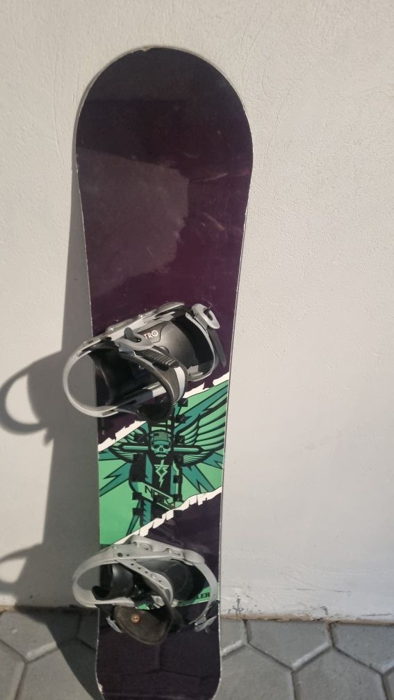 Deska snowboardowa Nitro wraz z zapięciami dlg 137 cm s