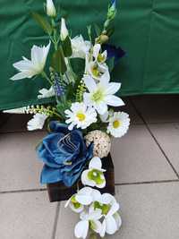 Stroik na cmentarz z białymi i granatowymi kwiatami