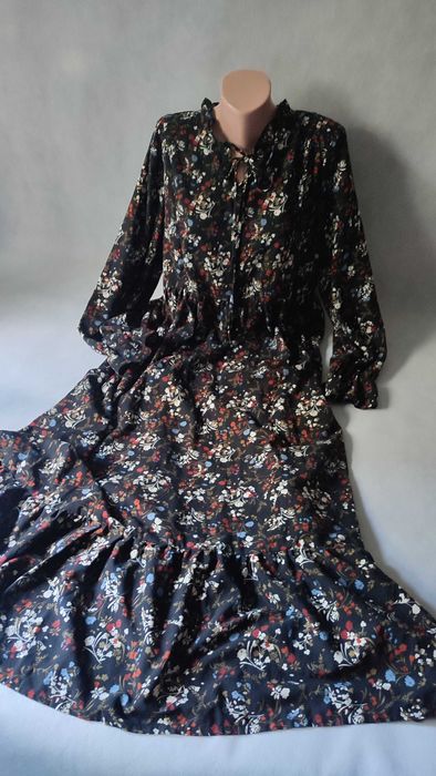 Sukienka długa maxi w kwiaty we wzory plus size z długim rękawem