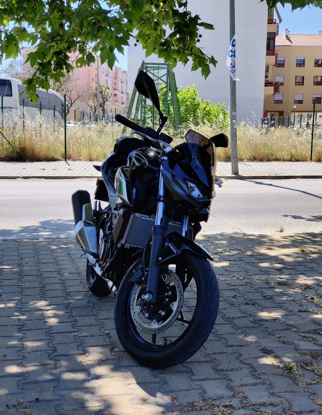 Kawasaki Z500 Nov. 2024 poucos kilómetros. Garantía até 2027