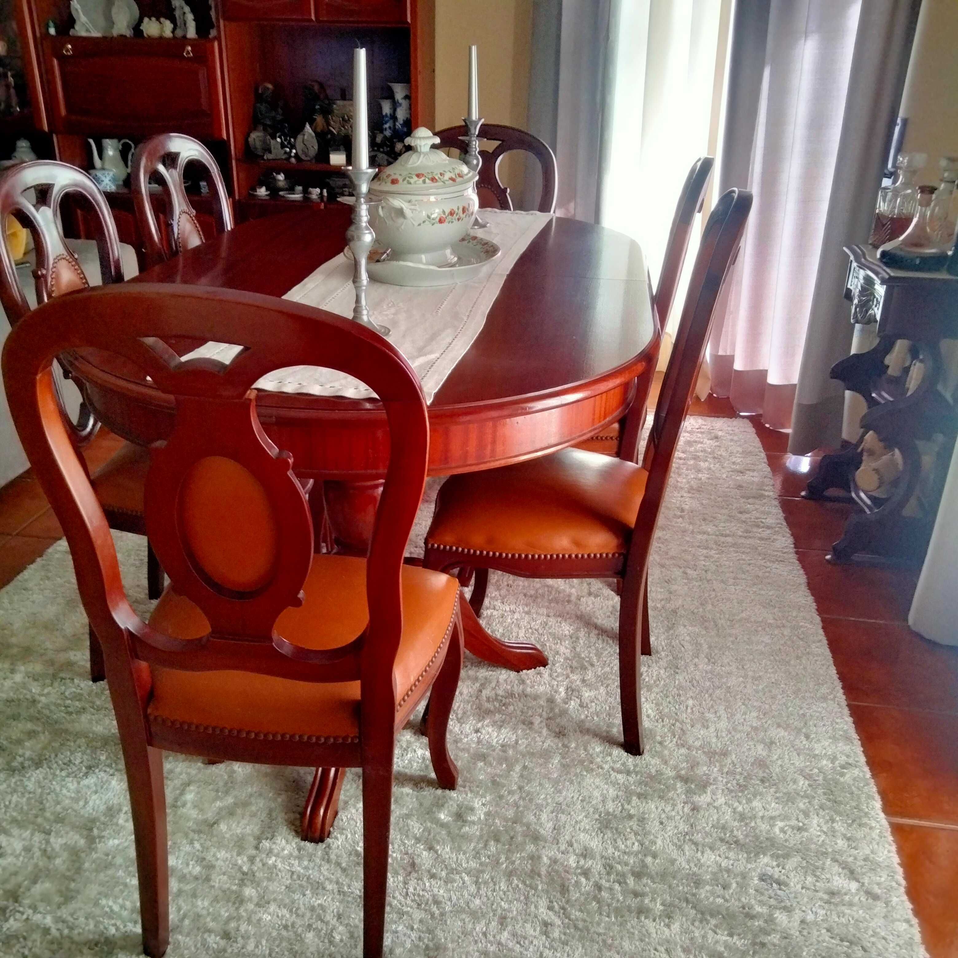 Mesa extensível em Mogno