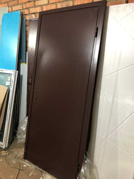 Двері з утепленням метал-ДСП на складі.