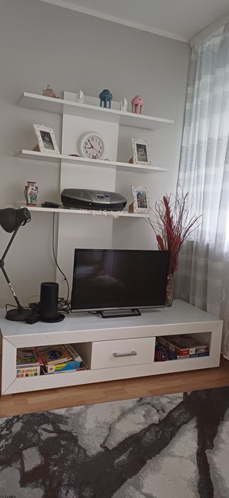 szafka RTV (szer. 120 cm) + półka na ścianę