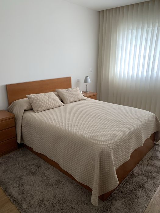 Cama Casal Madeira + Mesinhas de cabeceira