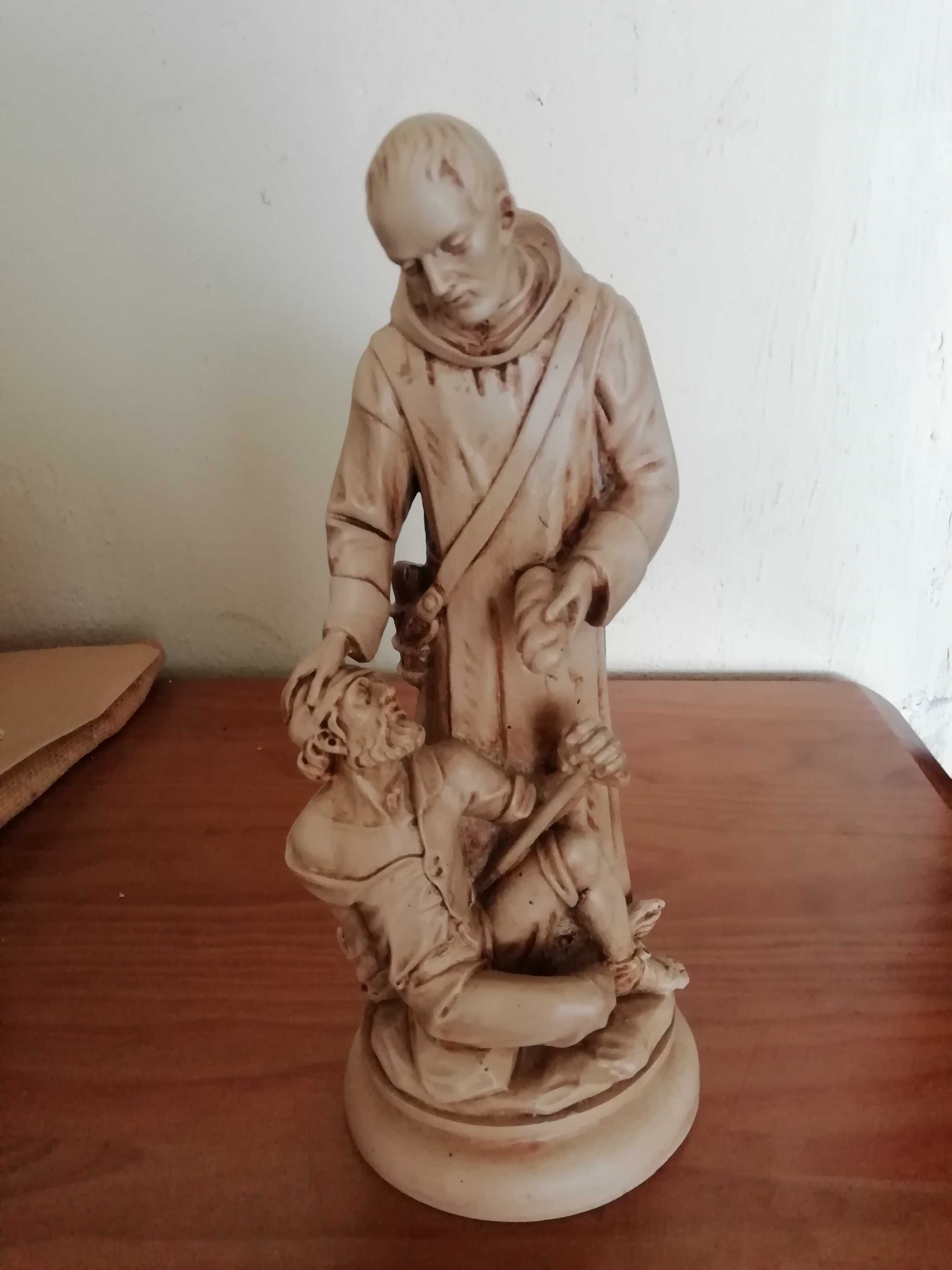 estátua de santo antónio protetor dos pobres