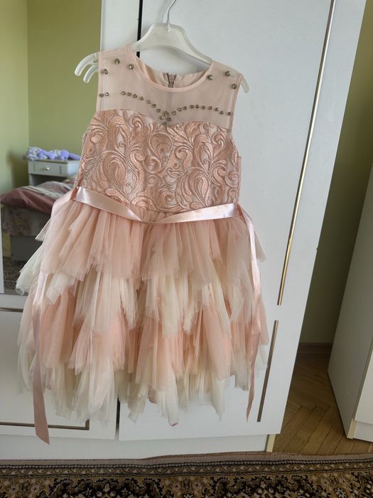 Чарівна сукня на дівчинку