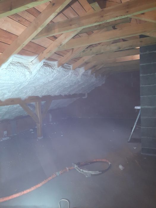 Ocieplanie pianką poddasza dachu ocieplenie pianą pur izolacja chłodni