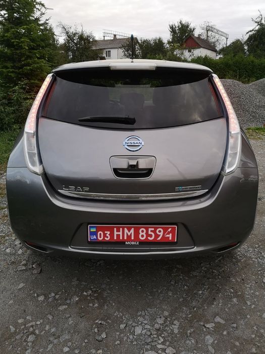 Nissan Leaf 2013 в максимальній комплектації Tekna.