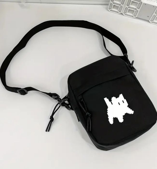 чорна сумка с прінтом