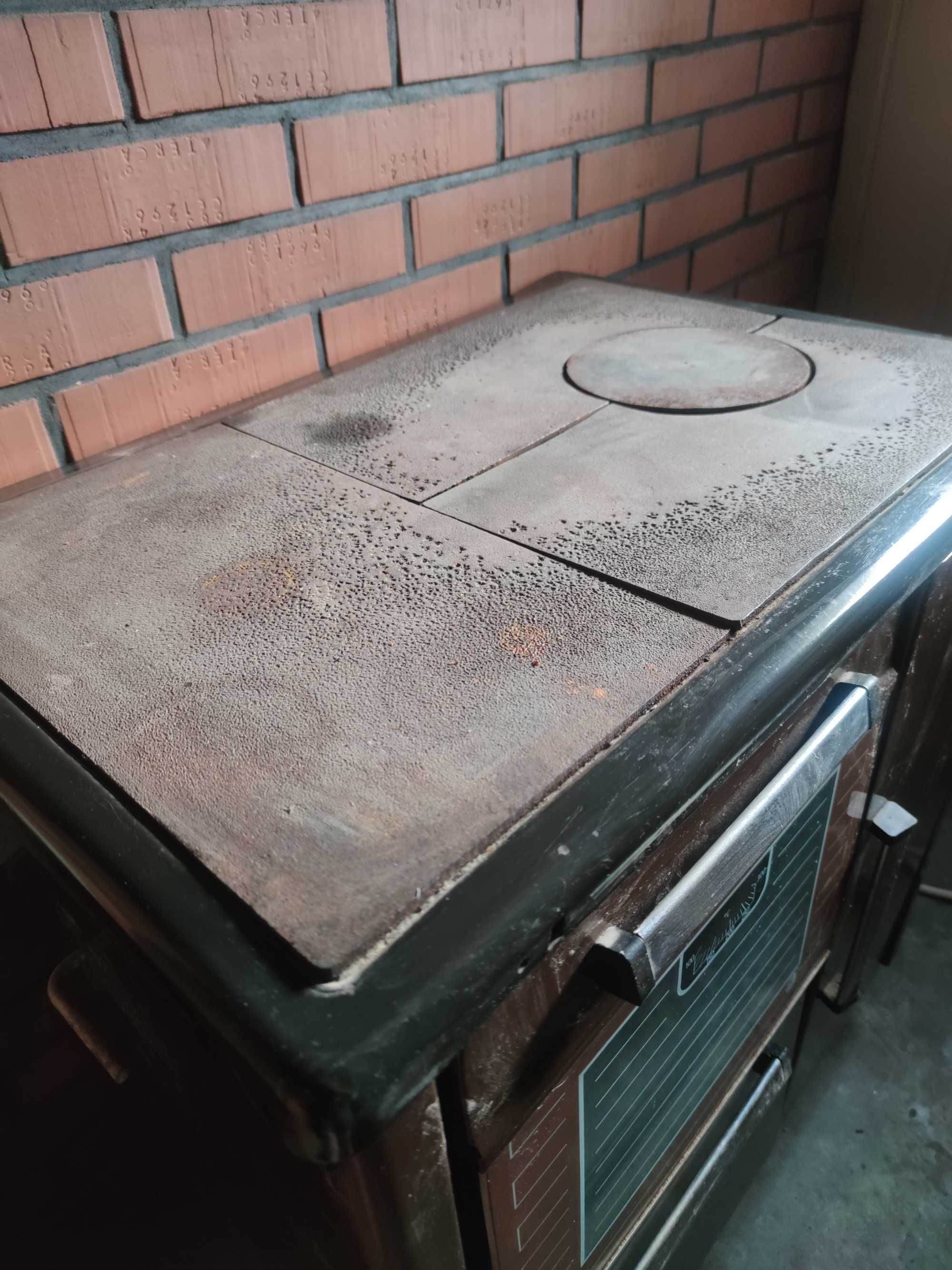 Kuchnia węglowa w kolorze brązowym