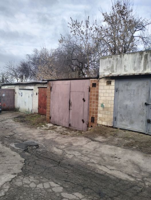 Гараж в АК- 17 по вул.Київській .ВЛАСНИК