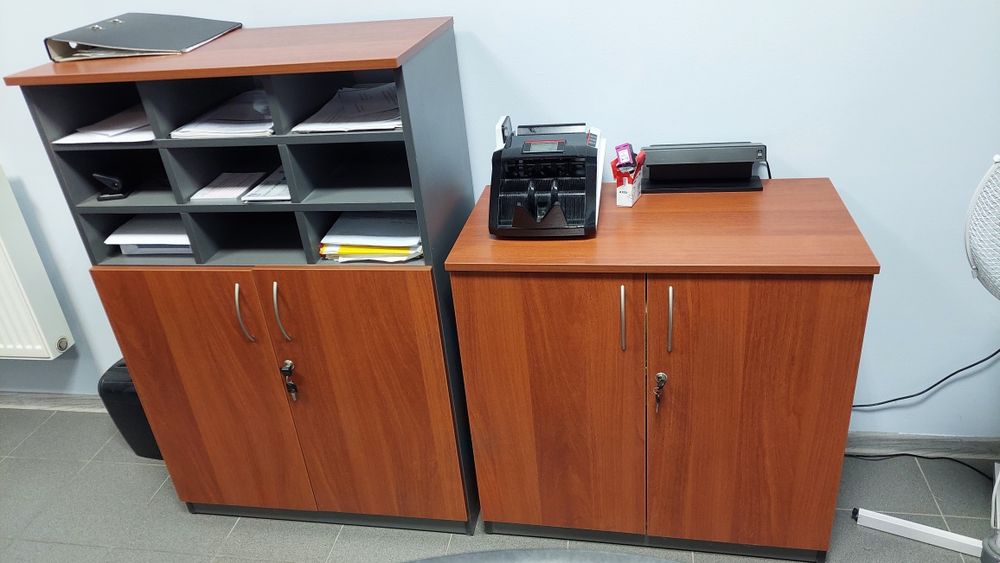 Biurka szafki krzesła meble biurowe