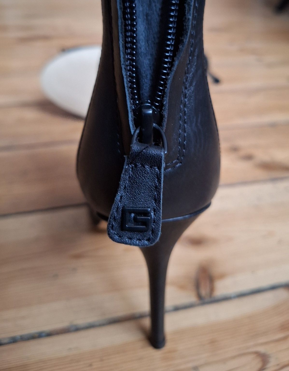 Damskie skórzane sandały na wyoskim obcasie Guess rozmiar 40 25,5cm