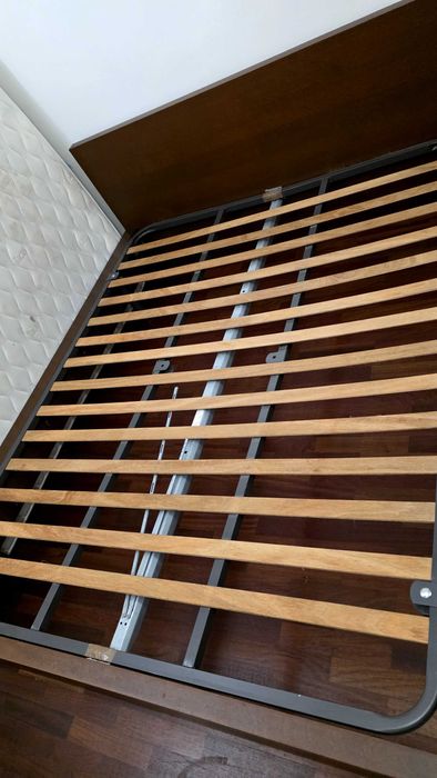 Cama de casal com colchão e mesinha de cabeceira mais movel