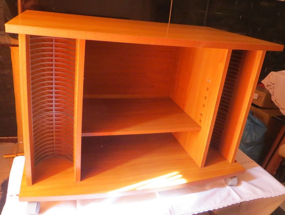 Móvel TV c/ suporte 60 CD, 2 prat. DVD e 6 p/ DV´s / Filmes