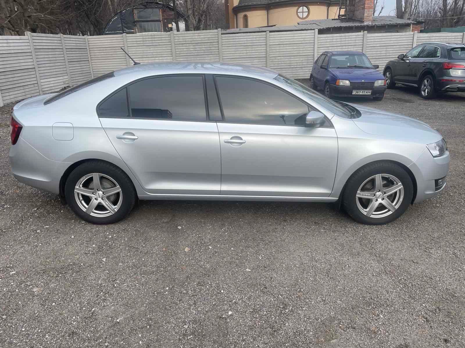 Skoda Rapid продається гарне авто