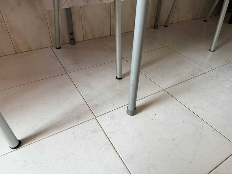 conjunto de mesa e duas cadeiras