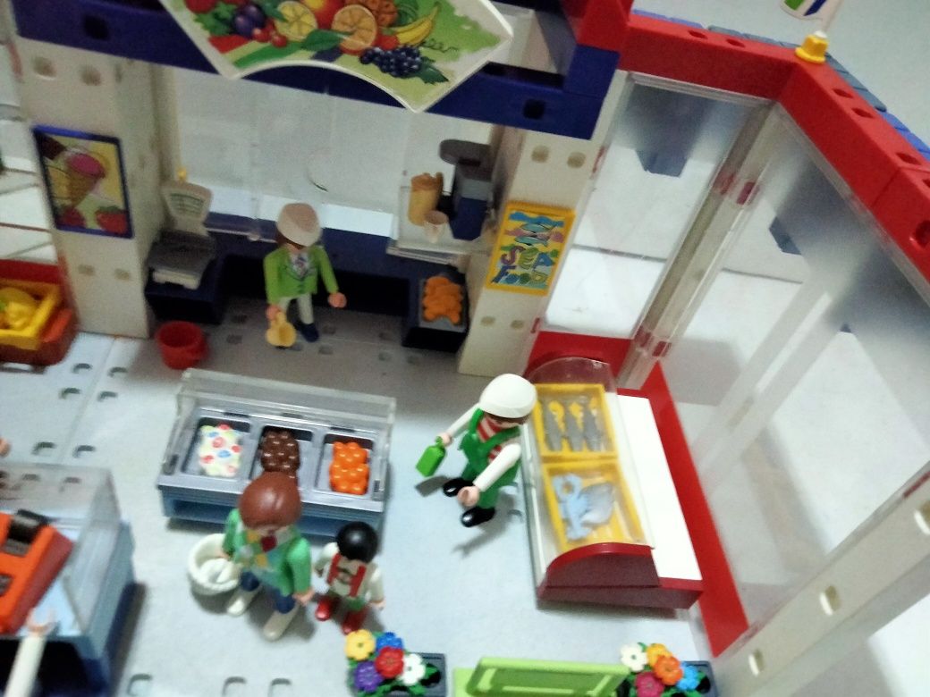 Playmobil supermarket z załogą