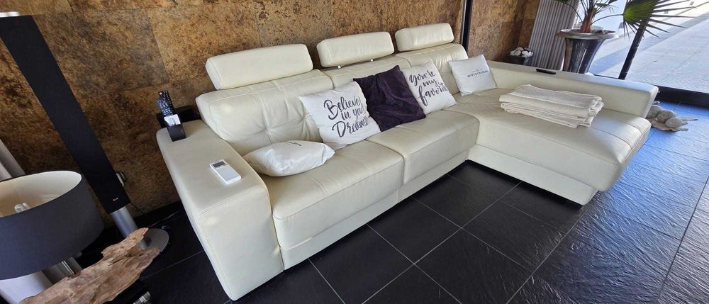 SOFÁ EM COURO BEIGE - MODERNO, CONFORTÁVEL E ELEGANTE