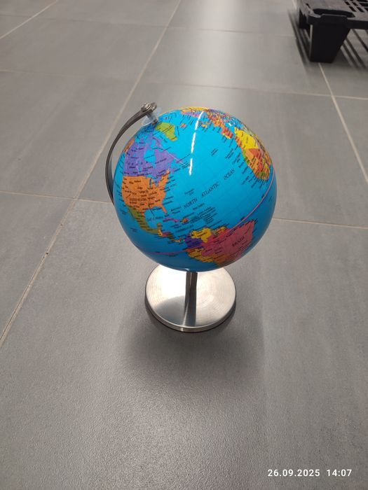 Nowy globus na metalowej nóżce