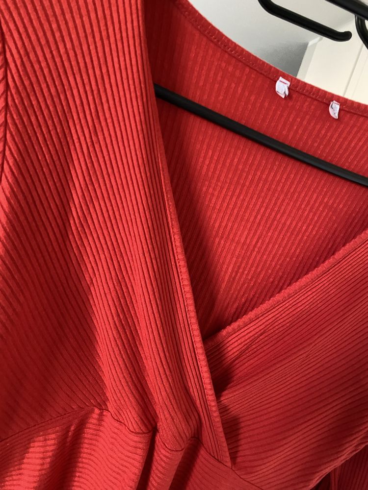 Czerwona elastyczna bluzka