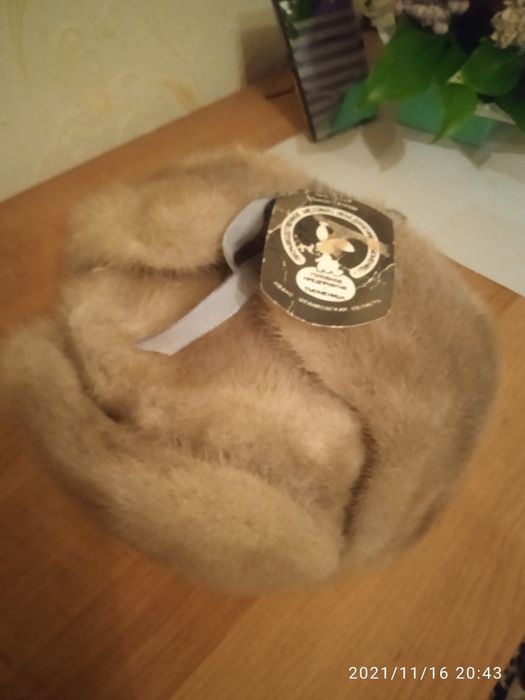 Шапки норковые цвет серый,черный