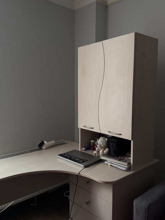 Письмовий стіл з поличкками