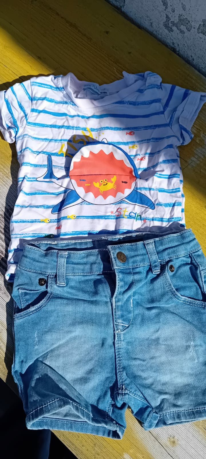 Conjunto t-shirt e calções com tubarão bebé tamanho 12-18 meses