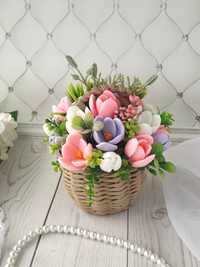 Букет весняних квітів з мила в кошику