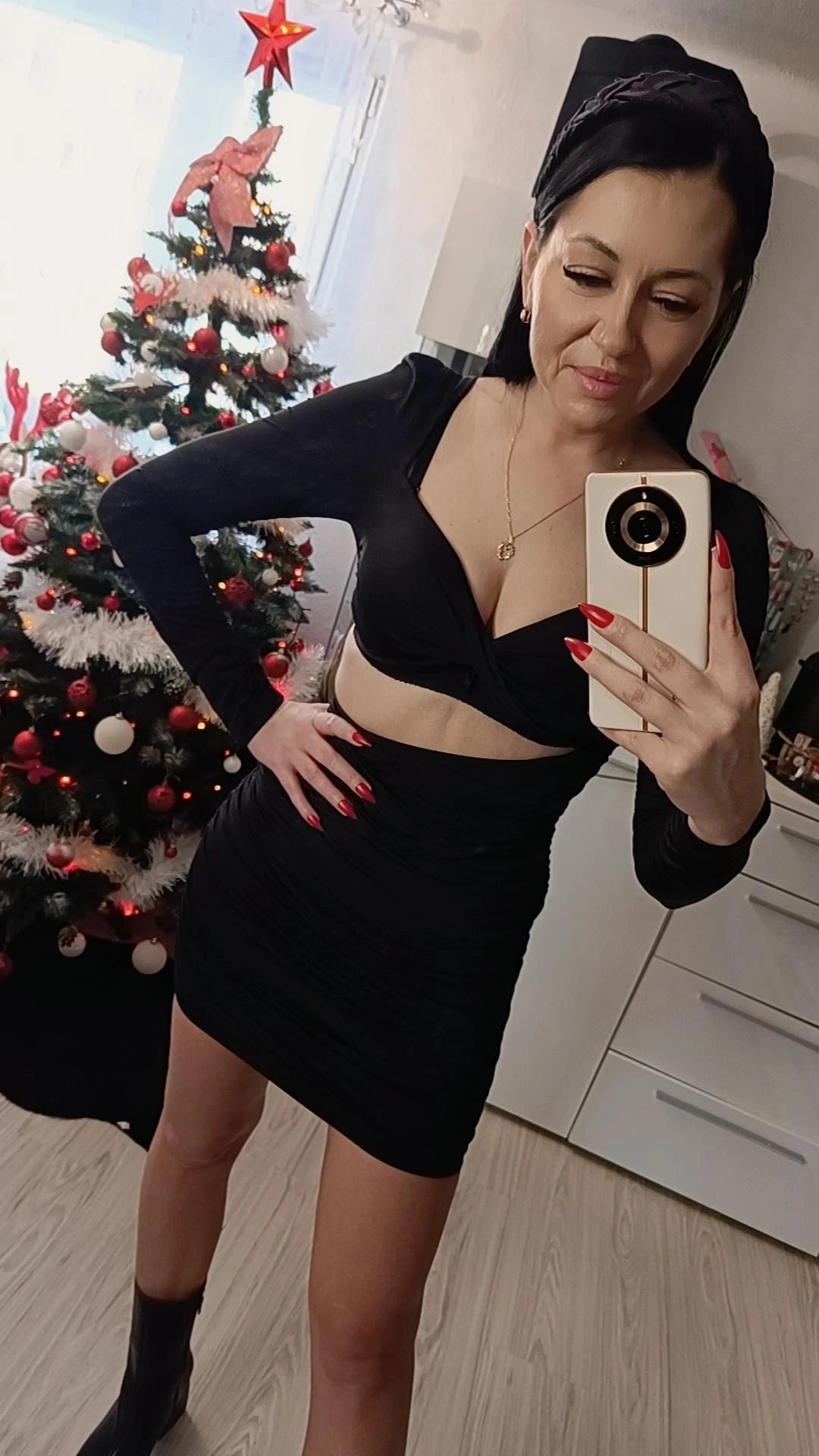 Piękna sexowna wycięta mała czarna sukienka dekolt sylwester impreza