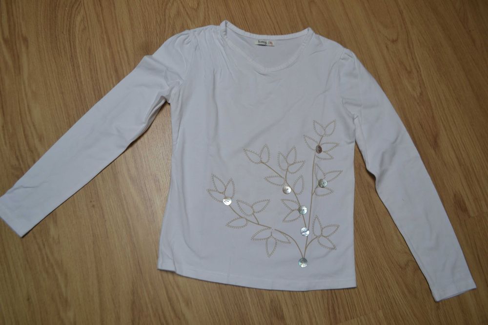 Excelente conjunto de saia e blusa, branco e creme, menina 9-10 anos