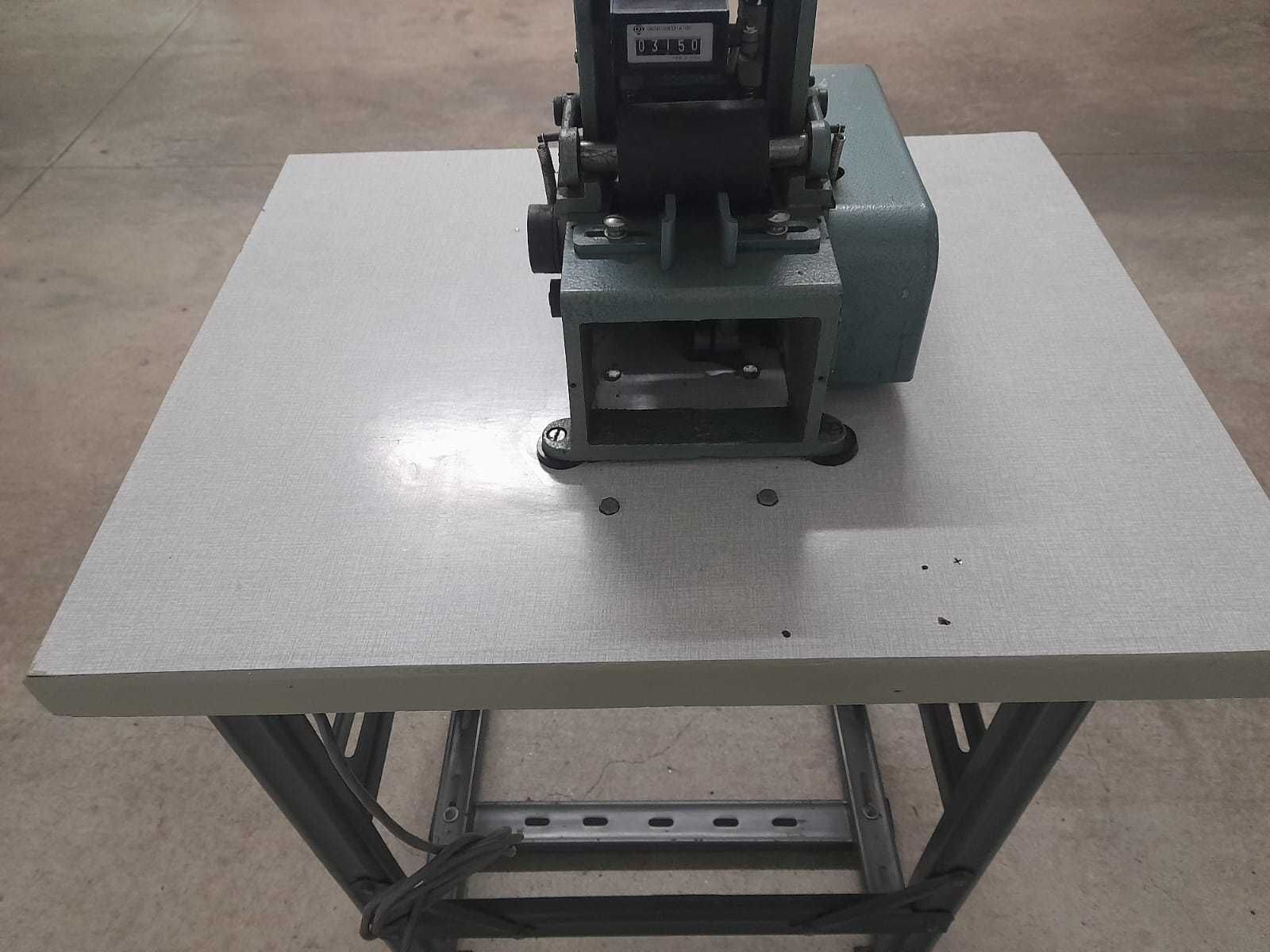 Máquina costura industrial de cortar passadores.