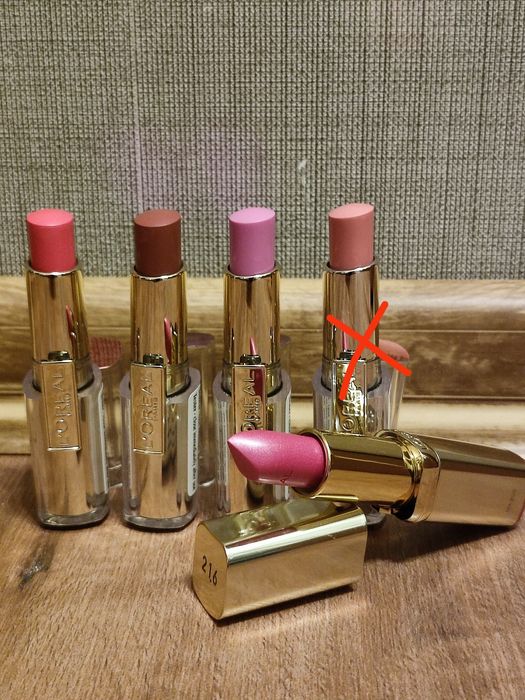 Помади, блиски брендові.