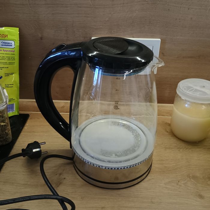 Чайник електричний скляний. Майже новий.