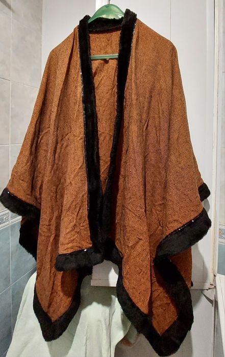теплую, шерстяную, накидку. Размер L