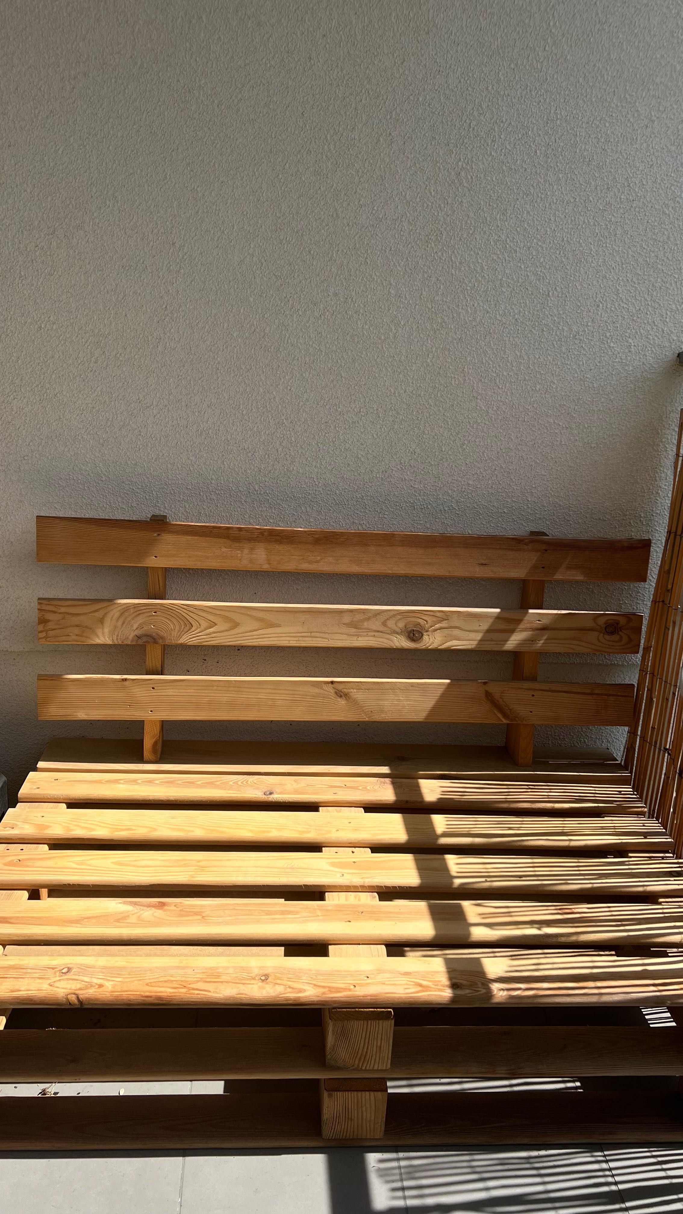 Ławka z palet na balkon poduszki gratis meble ogrodowe drewniane