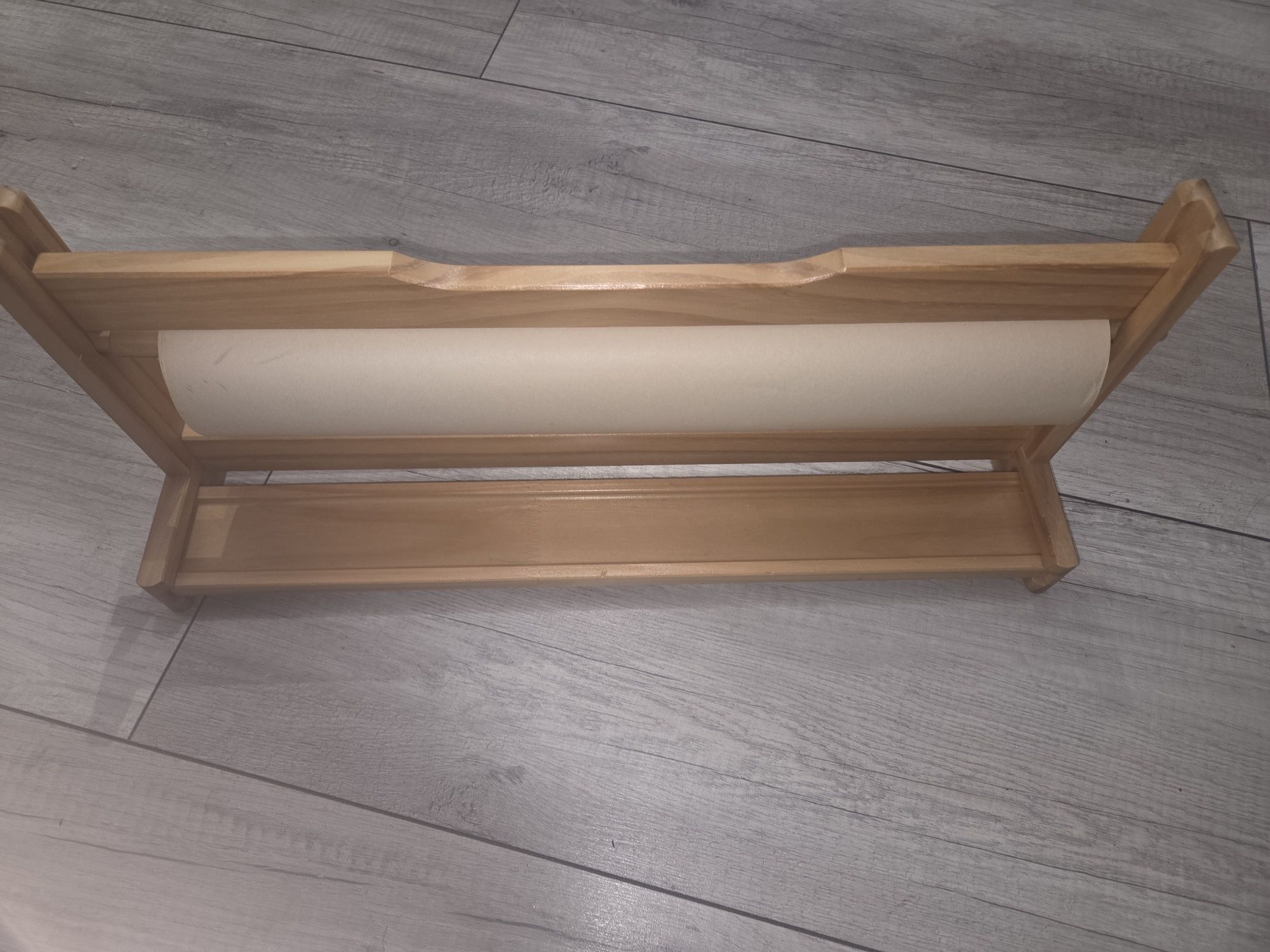 Drewniany stojak na papier Ikea