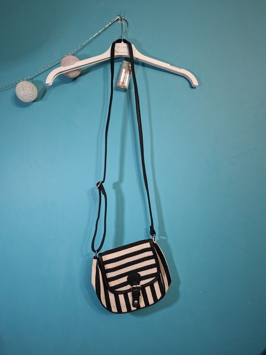 Mała czarnobiała torebka w paski Avon