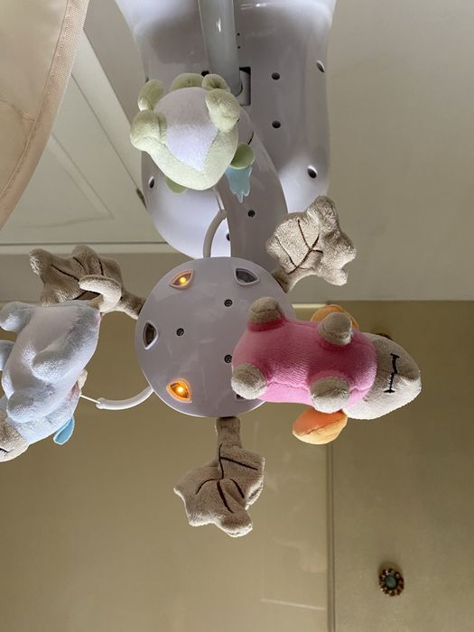 Шезлонг, электрокачели, укачивающий центр, заколисуючий центр.