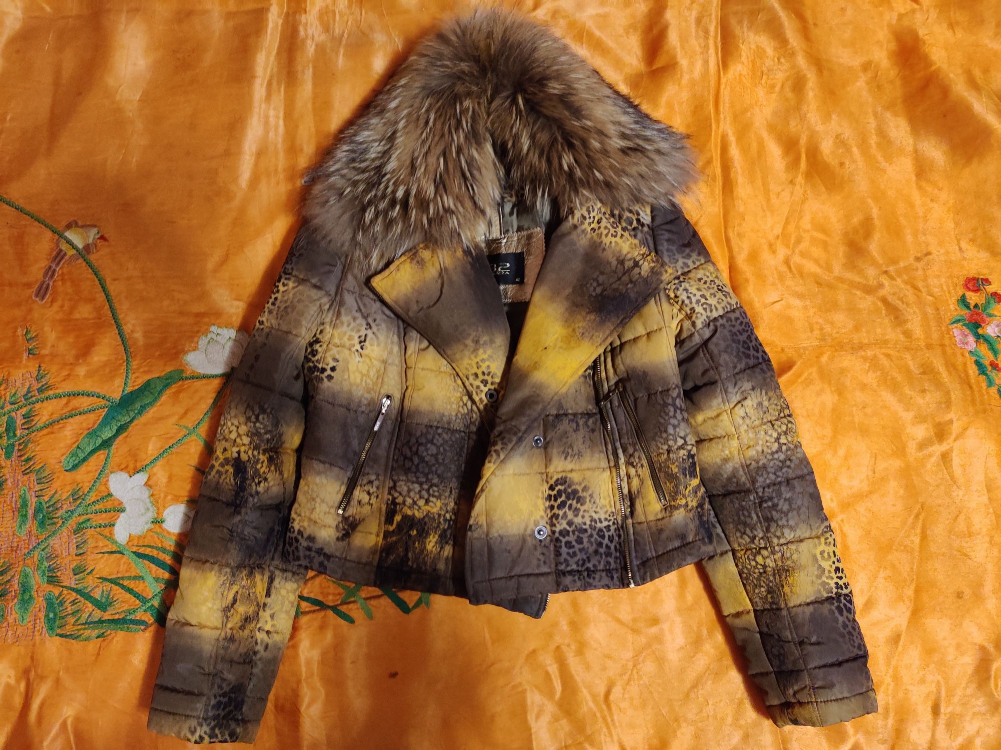 Зимняя короткая курточка (воротник натуральный мех)