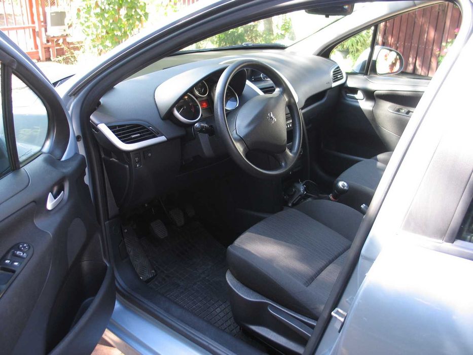 Peugeot 207  1,4 8V benzyna + gaz