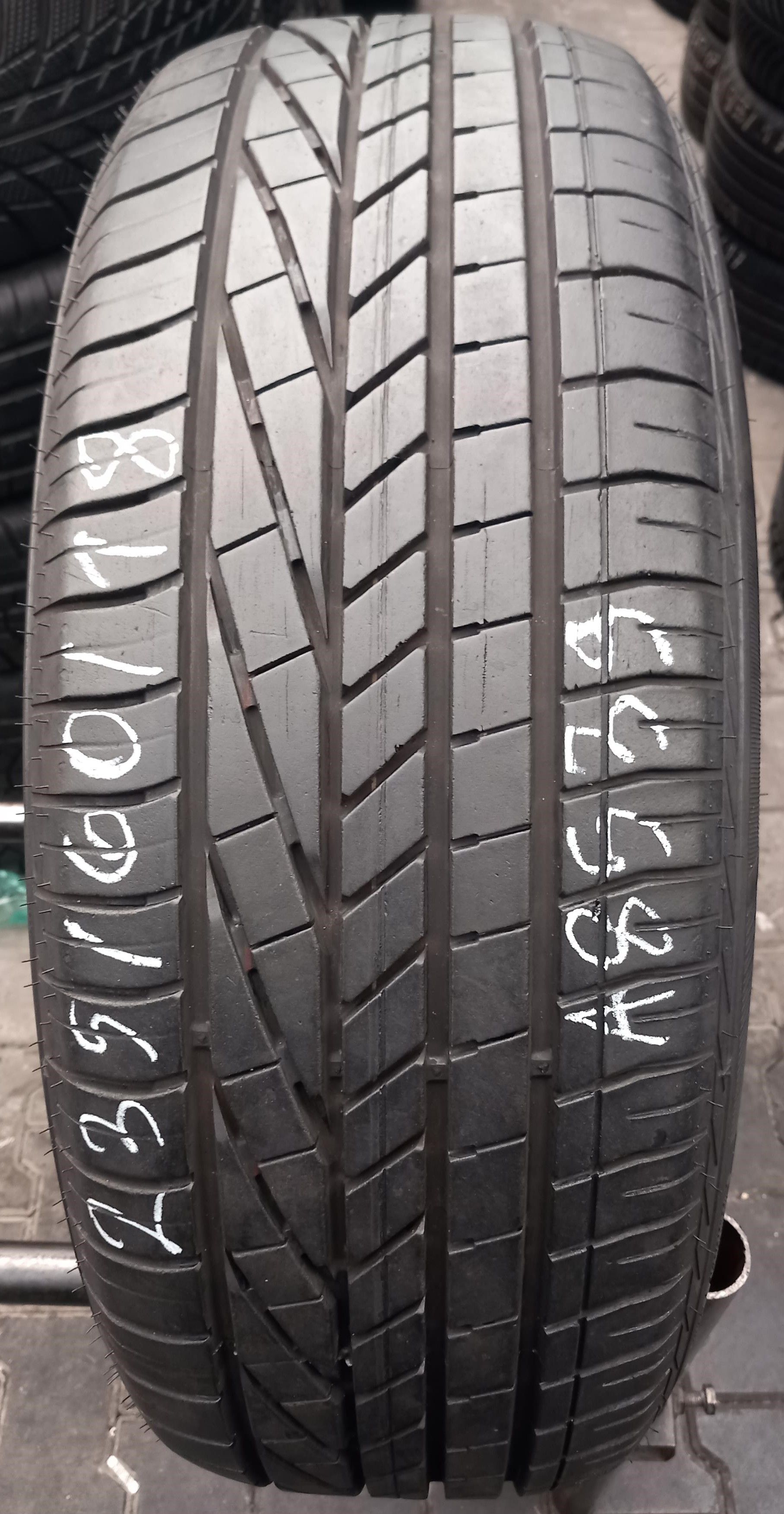 235/60/18 Goodyear Excellence AO 103W