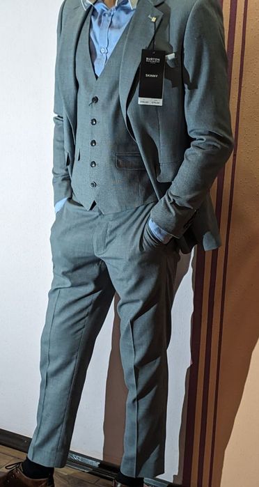 Новий,дуже гарний Англійський брендовий костюм-трійка(s)Шлюбний костюм