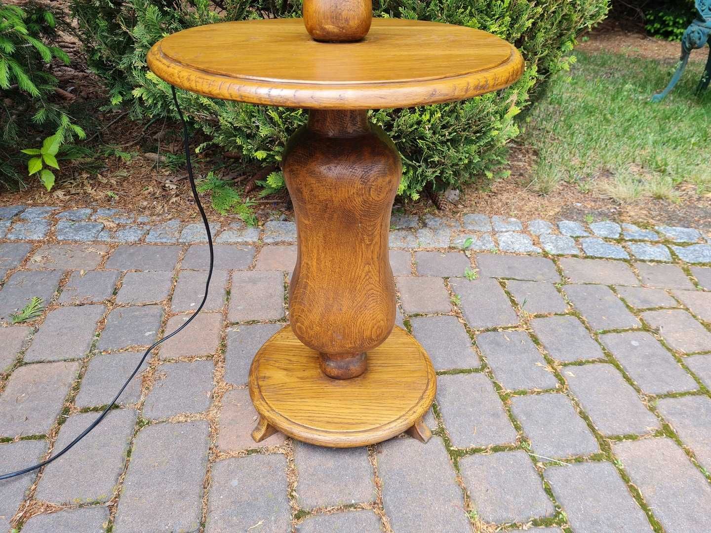 Drewniana stylowa lampa podłogowa ze stolikiem