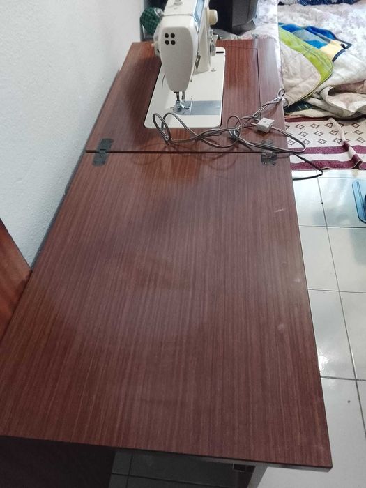 Máquina de costura adauta