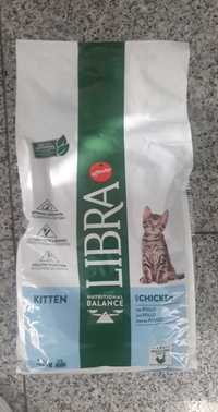 Saco de comida e sacos de areia aglomerante para gato